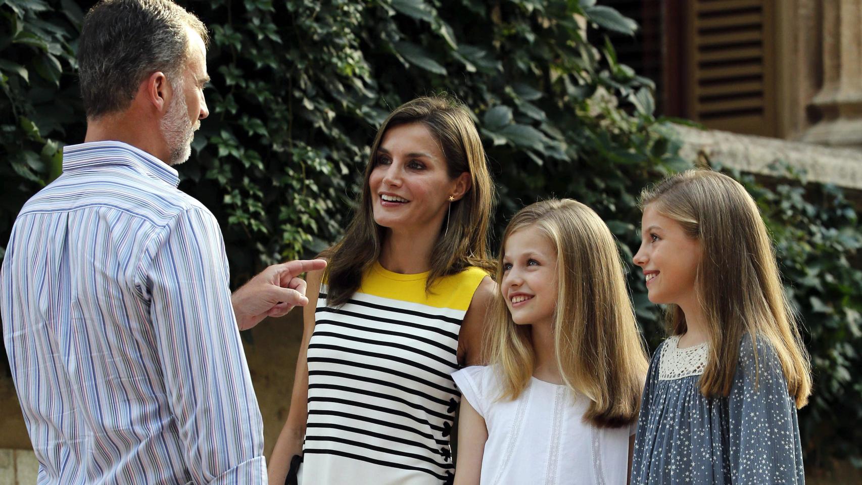 Leonor y Sofía, protagonistas del tradicional posado veraniego en Marivent