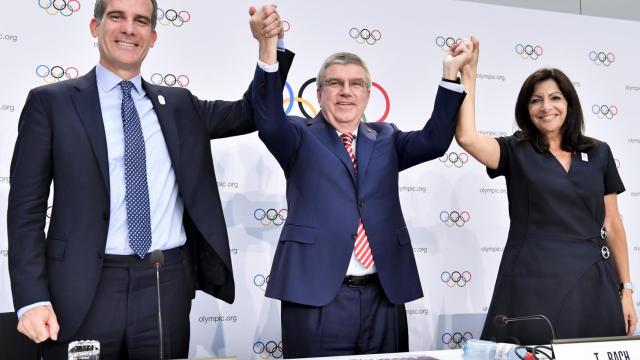 El presidente del COI junto al alcalde de Los Ángeles.