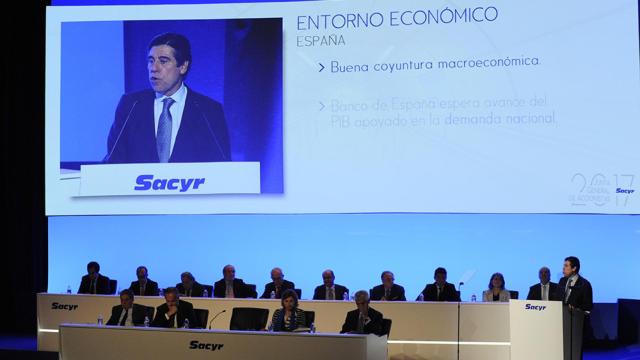 El presidente de Sacyr, Manuel Manrique, interviene en la última junta de accionistas.