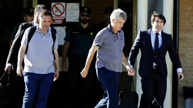 Ángel María Villar y su hijo Gorka al salir de prisión este martes por la tarde.