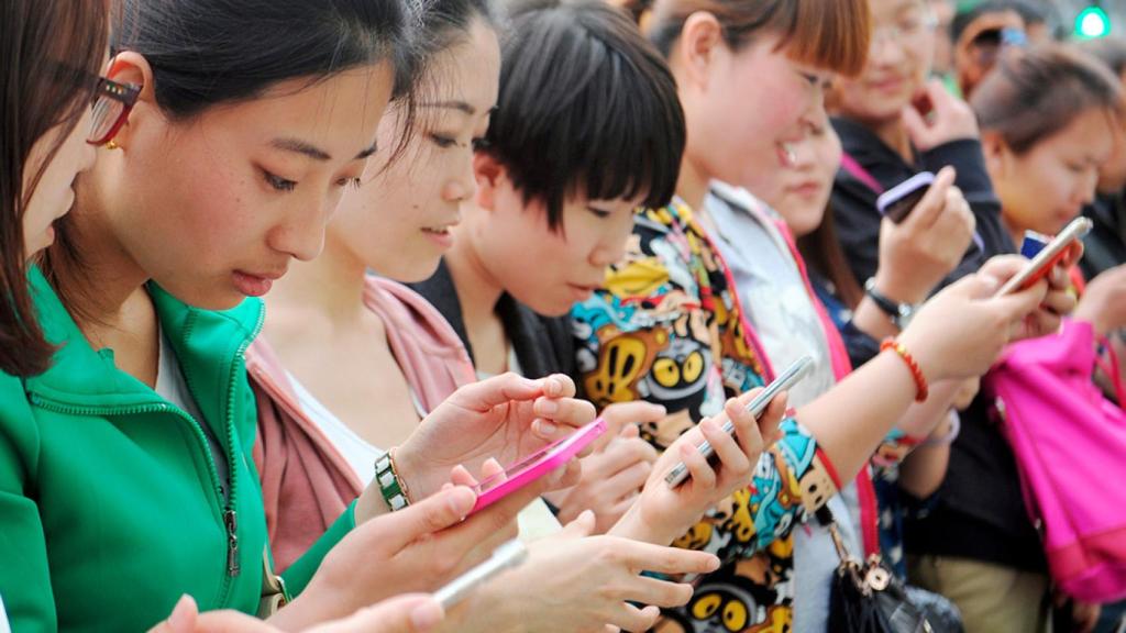 Personas usando móviles