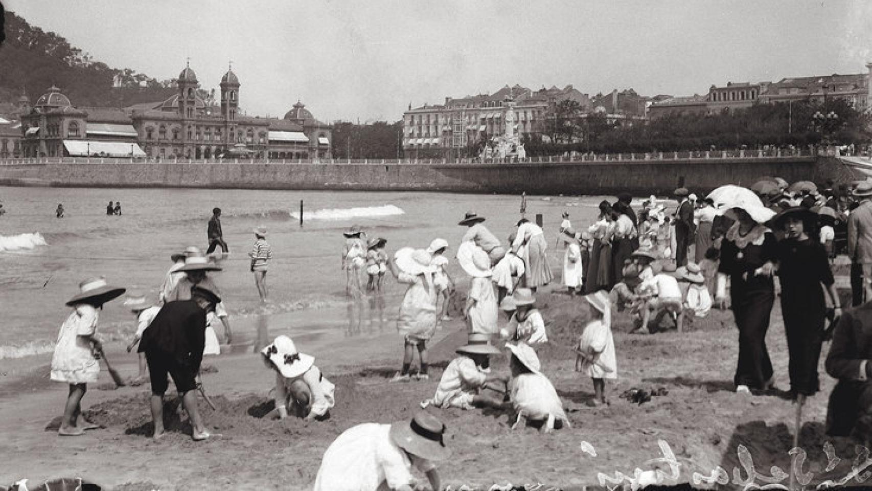 Bañistas disfrutando de la playa a principios del siglo XX.