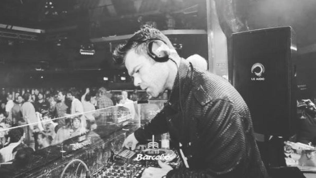 Fonsi ejerciendo de DJ.