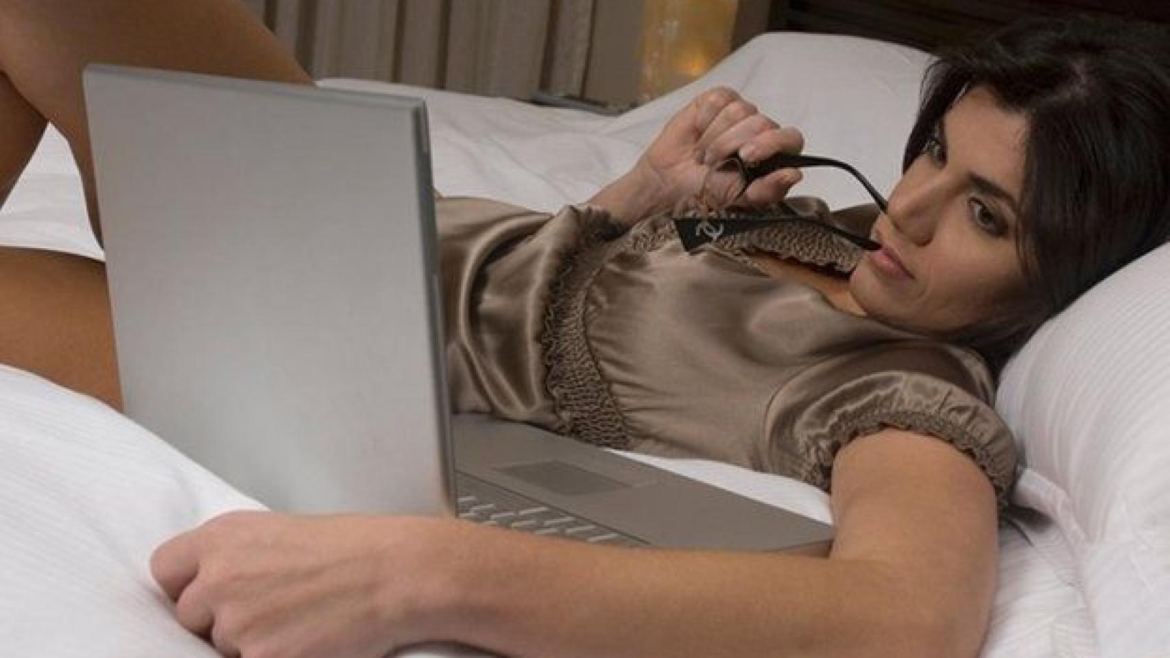 Una mujer asistiendo a una película de alto contenido erótico.