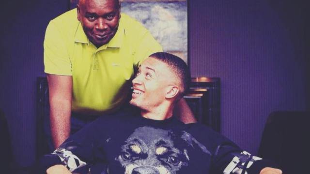 Michael Héctor, junto a su padre.