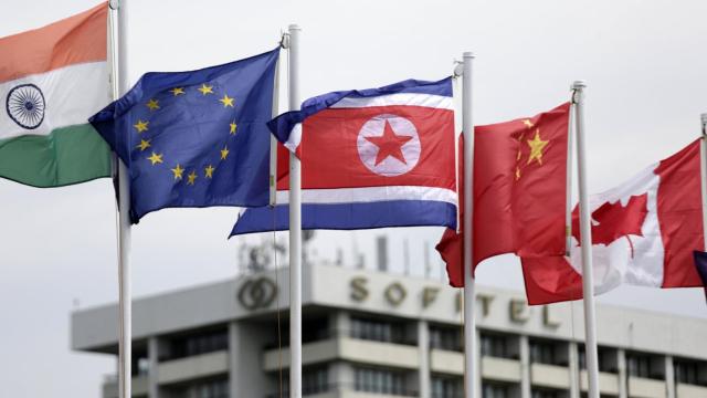 Una bandera coreana ondea en la sede de la Asociación de Naciones del Sudeste Asiático