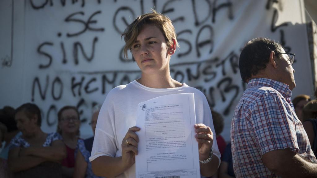 Samantha Gallardo sostiene la orden judicial de derribo de su vivienda