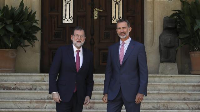 El Rey Felipe VI y  Mariano Rajoy en la entrada del Palacio de Marivent.
