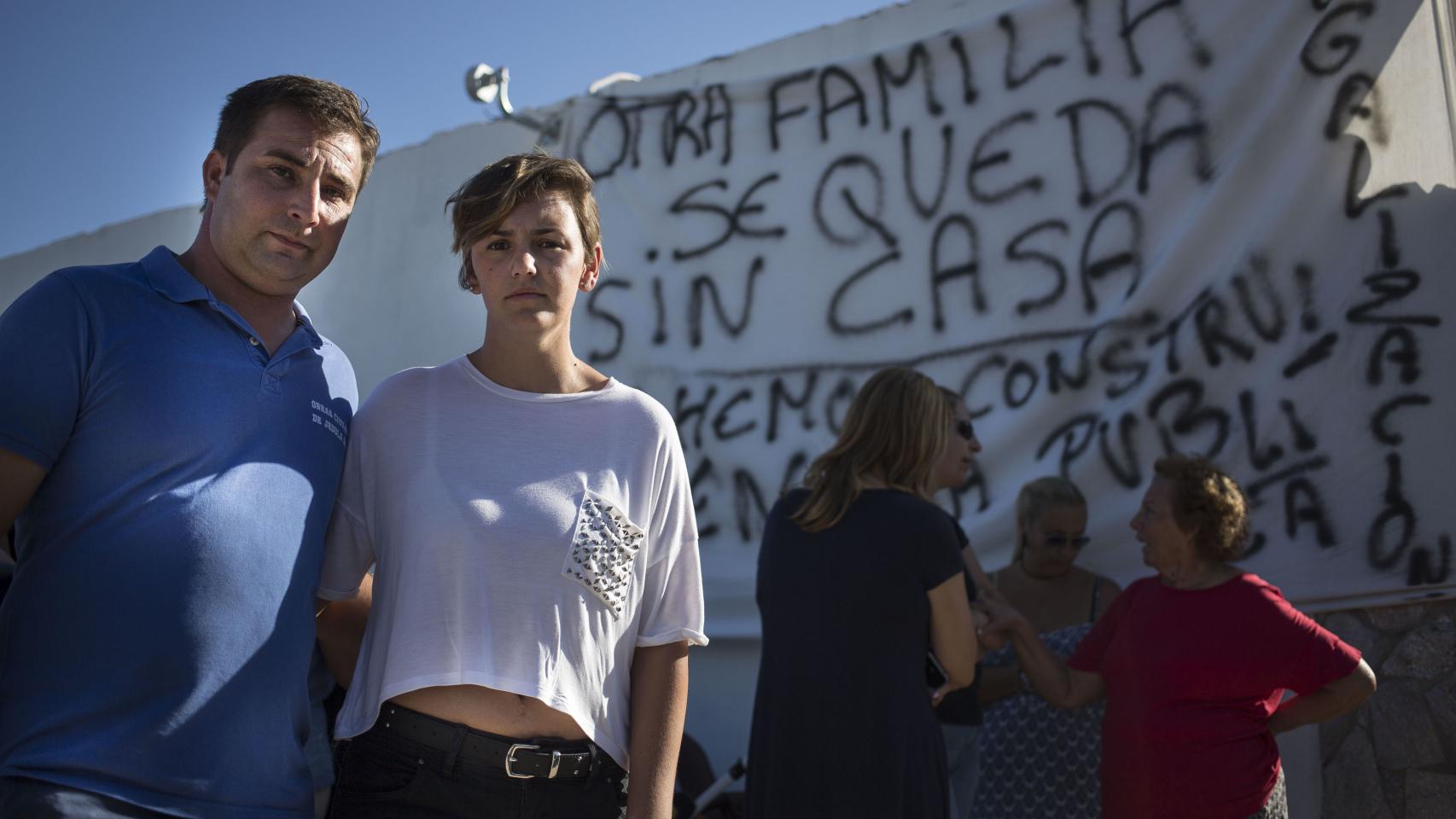 Samantha y Domingo ante la casa que construyeron y que una orden judicial obliga a su derribo