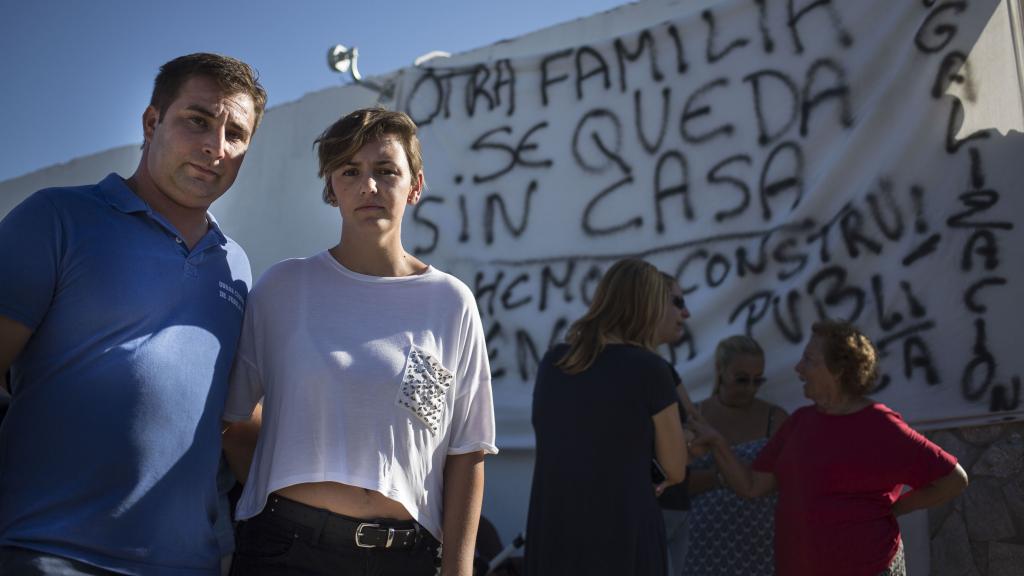 Samantha y Domingo ante la casa que construyeron y que una orden judicial obliga a su derribo