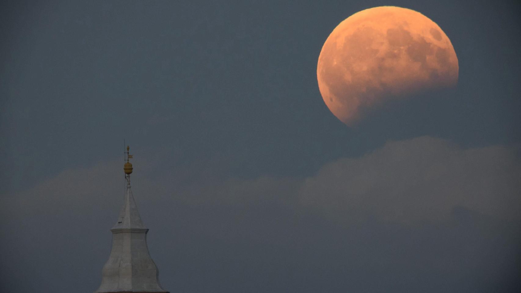 Vista del eclipse lunar parcial desde la localidad de Tiszafoldvar, a 144 km al sureste de Budapest (Hungría). /Efe