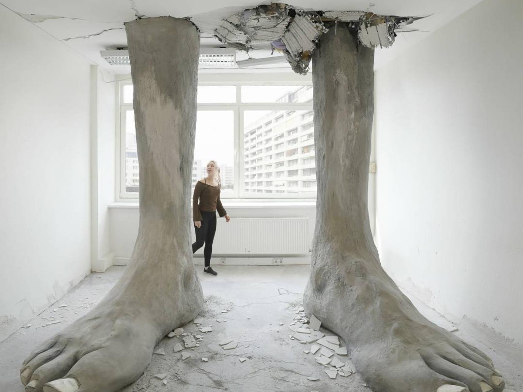 Ego Erectus se exppne en la última planta del banco.