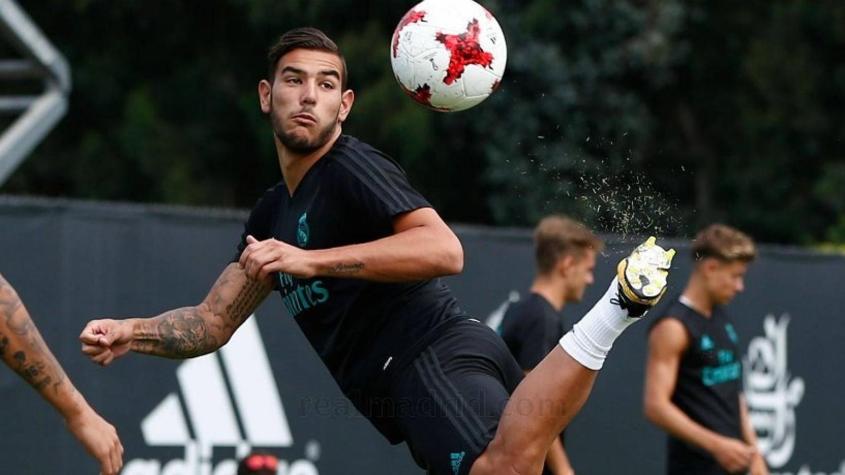 Theo Hernández controla un balón con la espuela