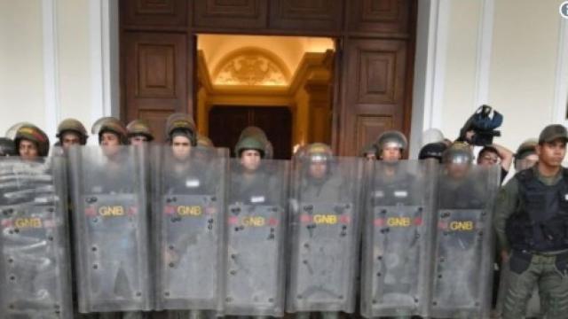 Efectivos de la GNB frente al Parlamento