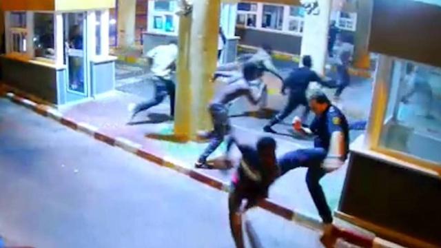 Instante de la patada propinada por un policía nacional a un inmigrante en la frontera del Tarajal, en Ceuta.
