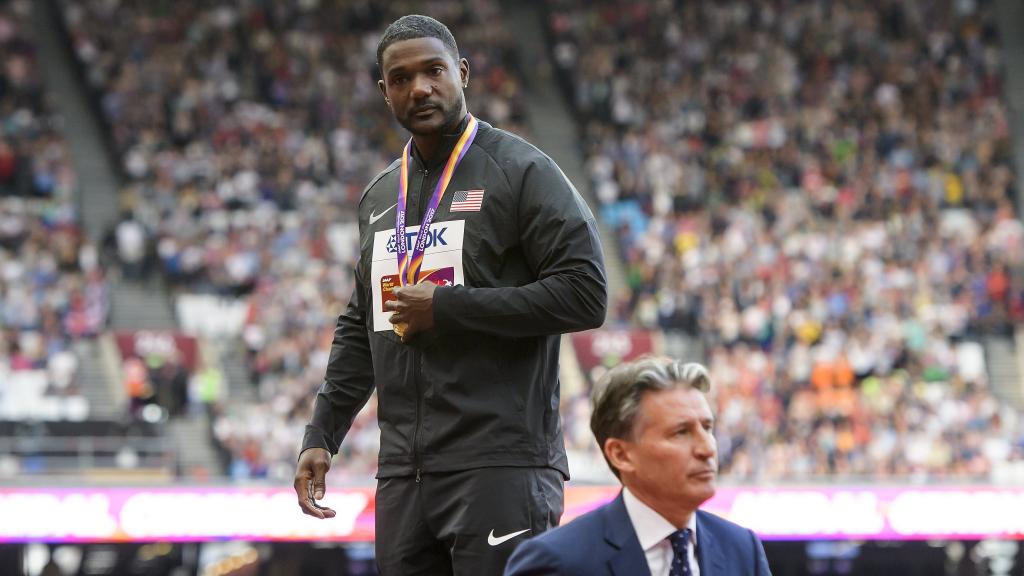 Coe, tras entregarle la medalla de oro a Gatlin.