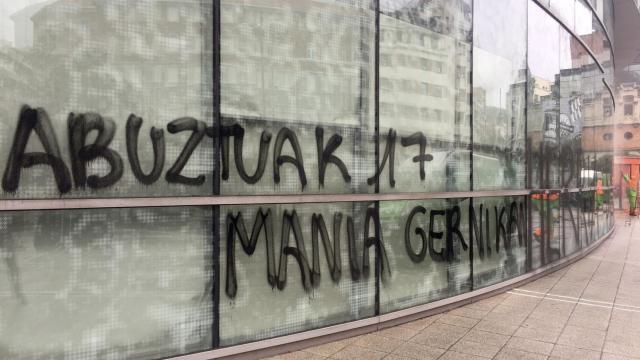 Pintadas en la sede de la Agencia Vasca del Turismo (Basquetour) en Bilbao.