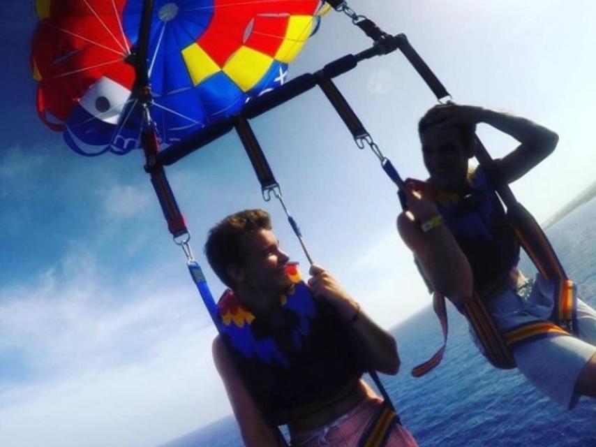 José Bono Jr. practicando parasailing en México.