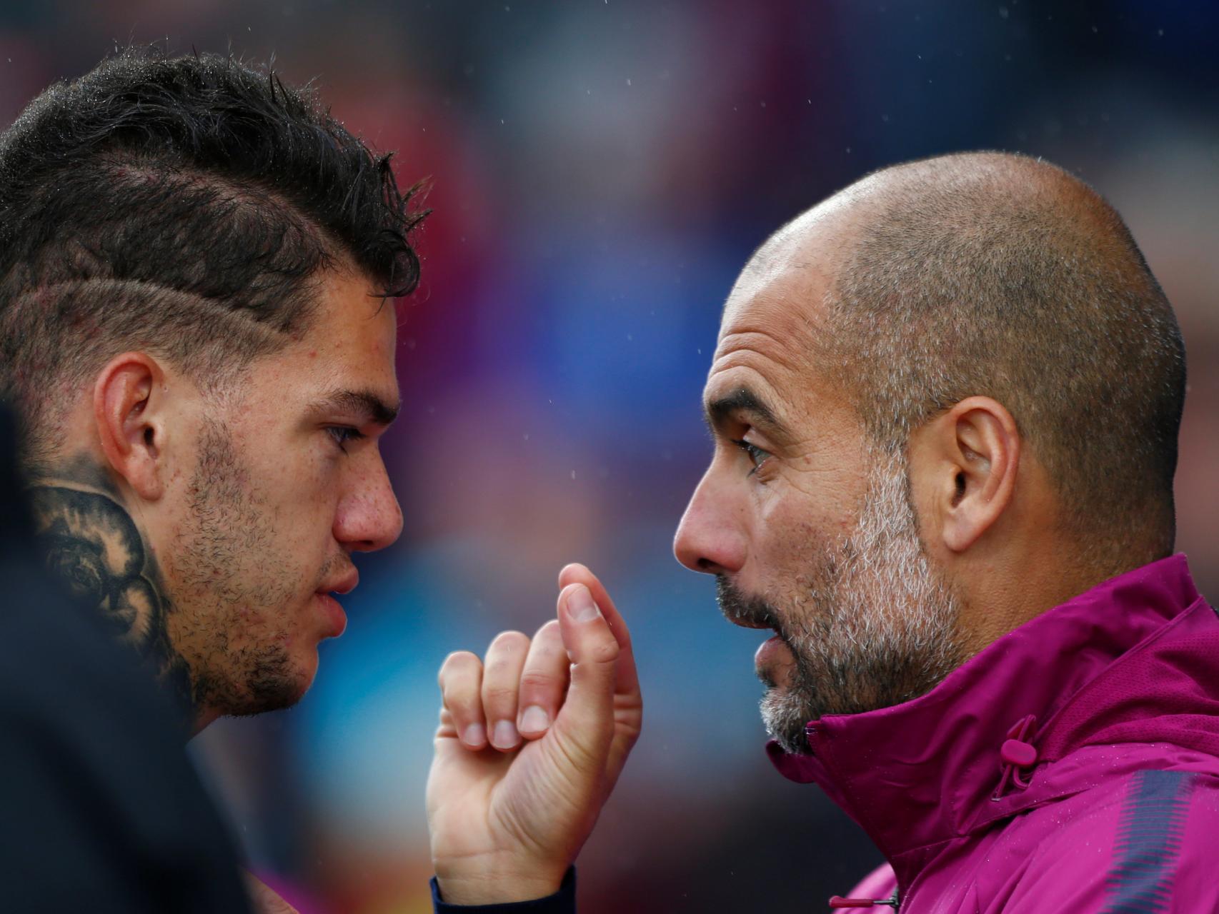 Guardiola habla con Ederson durante la pretemporada.