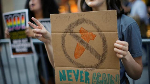 Manifestación en contra de los sucesos de Hiroshima y Nagasaki