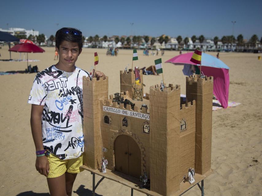 Pablo, de 13 años, con un puesto en forma de castillo en donde hacen apuestas sobre qué caballo pasará en primer lugar.