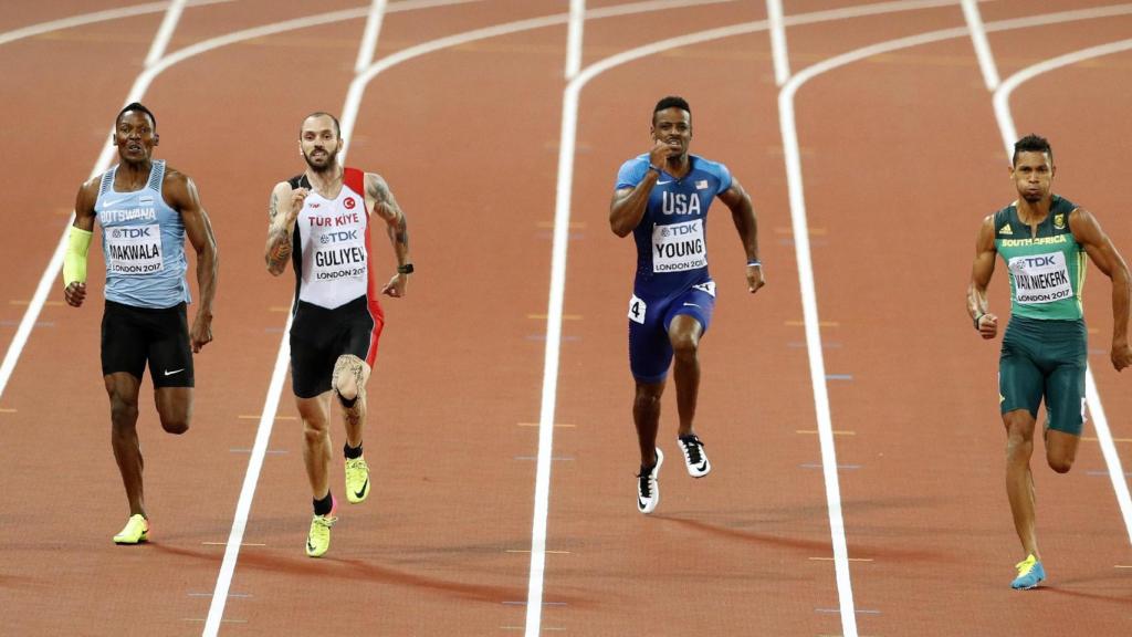 Los velocistas, durante la final de los 200 metros.