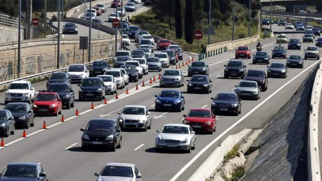 Retenciones de tráfico en las carreteras españolas durante el inicio del puente.