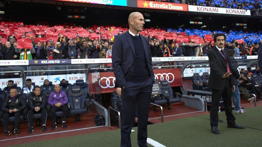 Zinedine Zidane, en un partido en el Camp Nou.