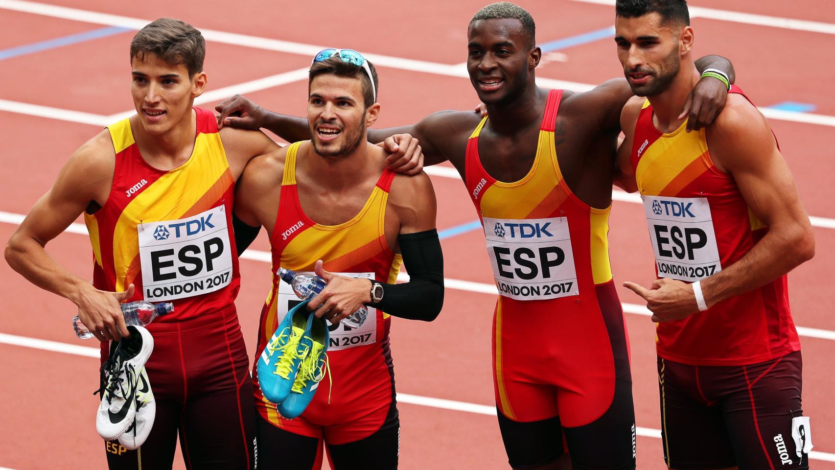 Búa, Husillos, Echéverry y García celebran su victoria en su serie de 4x400.