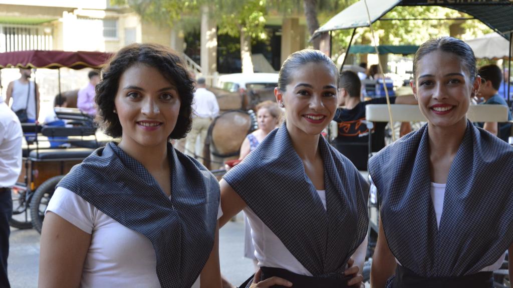 Tres mujeres durante su primera romería, una tradición que se remonta a la época del rey Alfonso X El Sabio.