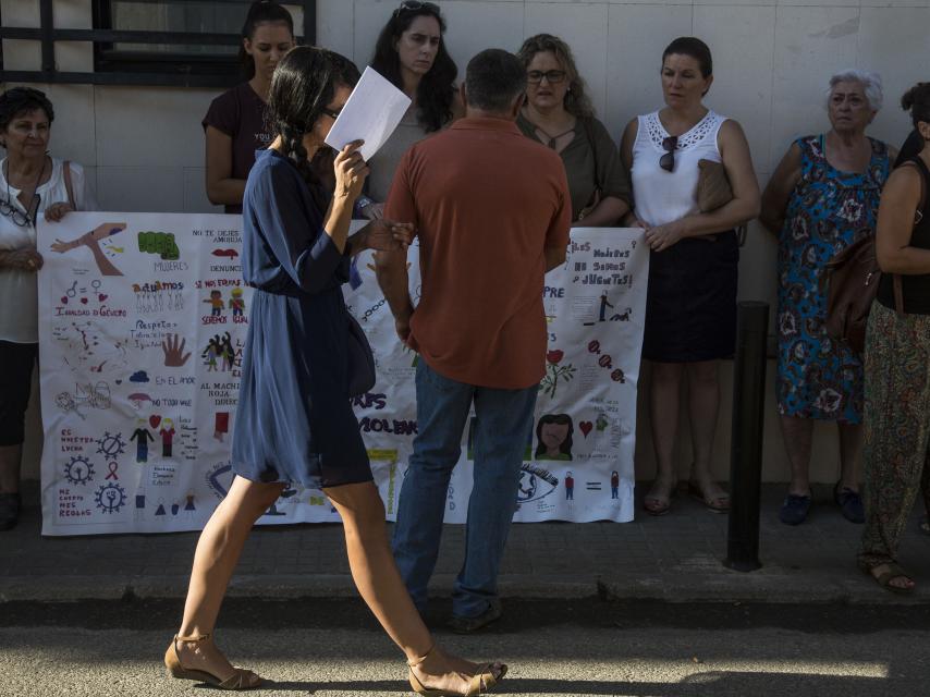 La madre pasando frente a la concentración promovida por la Plataforma contra la Violencia de Género de Córdoba en las puertas de los juzgados de Posadas.