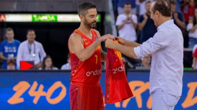 Epi le da la camiseta con el número de internacionalidades (240) a Navarro.