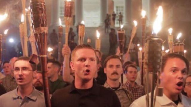 Manifestantes nazis con antorchas Tiki para decorar jardines