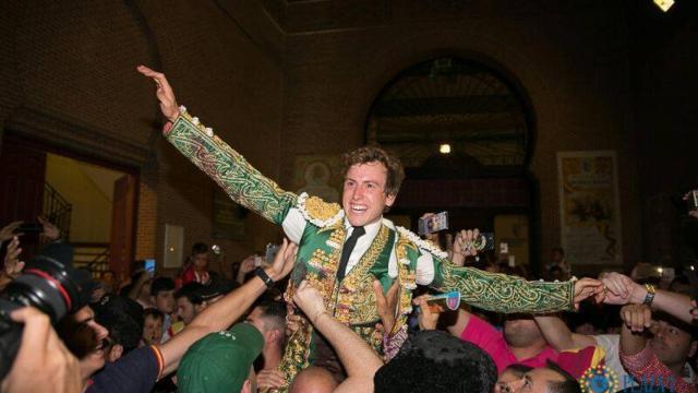 Román, feliz, sale a hombros en Las Ventas