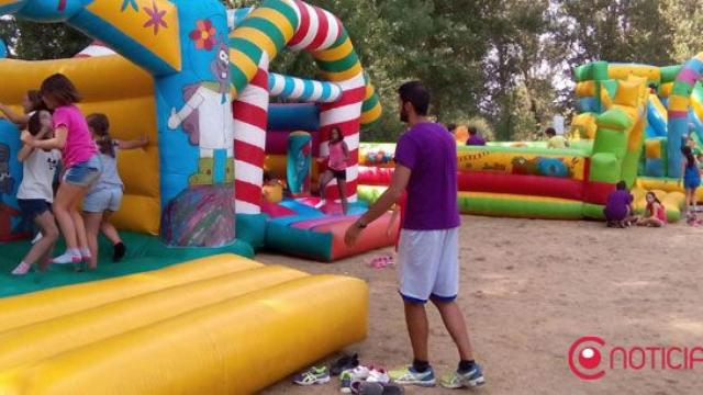 Imagen de archivo de niños en un hinchable