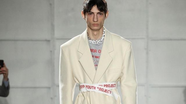 Una de las propuestas presentadas en el desfile de Raf Simons FW17/18. | Foto: GTRES.
