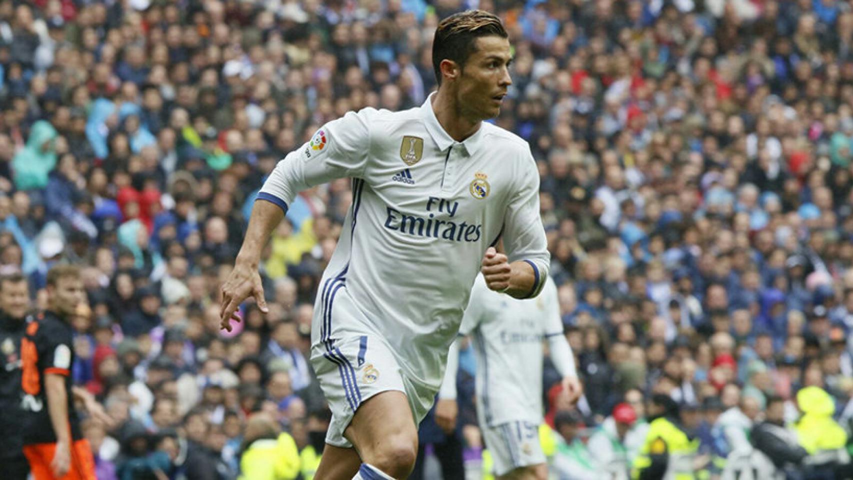 Cristiano Ronaldo espera a que le llegue el balón Fotógrafo: Manu Laya / El Bernabéu