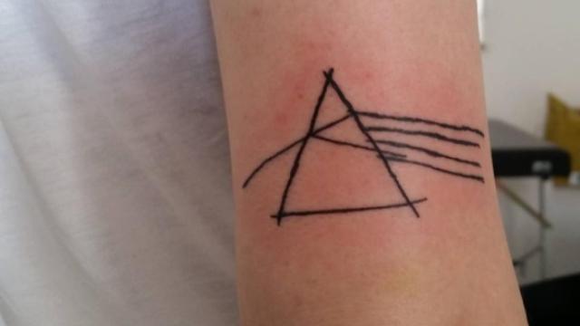 La tatuadora que triunfa dibujando mal