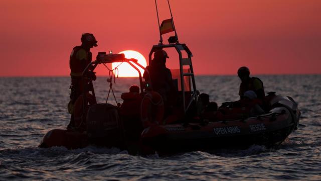 Un barco español patrulla por el Mediterráneo para rescatar inmigrantes.