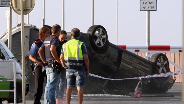 El vehículo en el que iban los terroristas que abatieron Los Mossos en Cambrils.