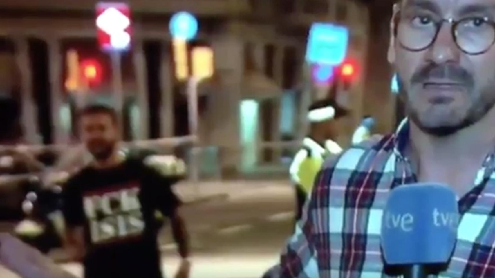 Aplauso general al joven que se coló en el directo de TVE en Barcelona