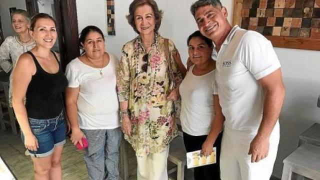 La reina Sofía, con su hermana al fondo, y el personal del restaurante.