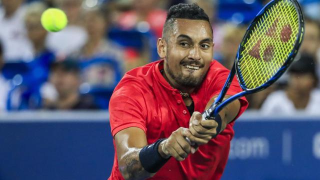 Kyrgios, devolviendo una bola ante Nadal.