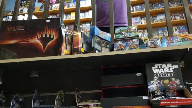 Ángel Galindo gestiona un videoclub reconvertido y centrado en juegos de mesa.