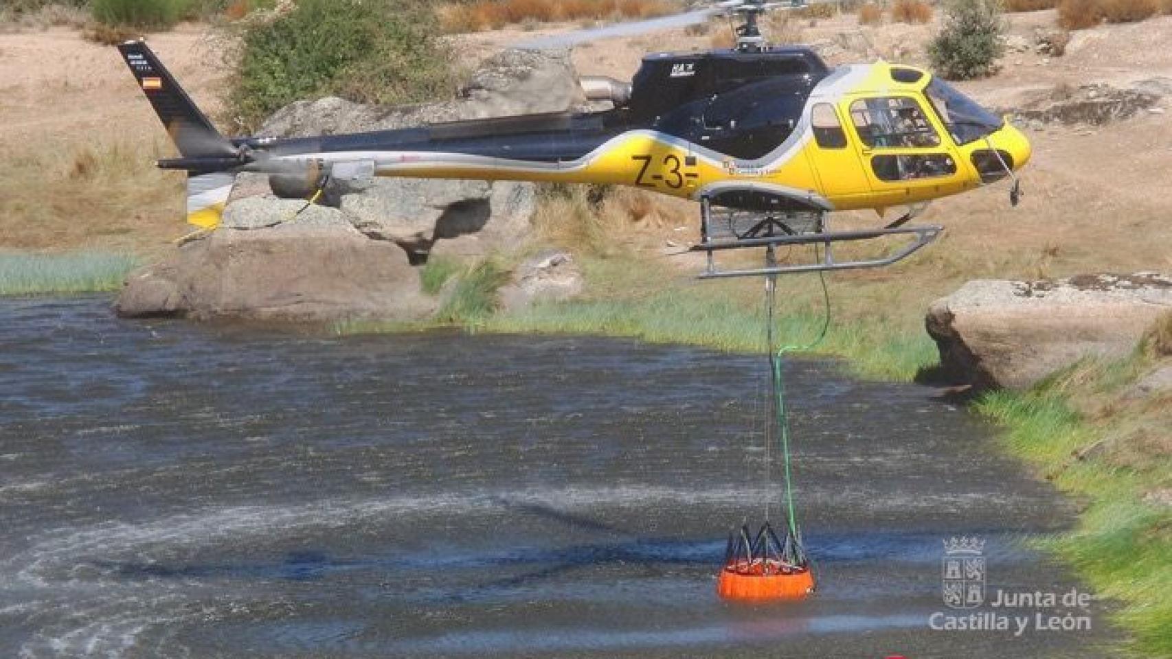 Imagen de archivo de un helicóptero recargando agua.