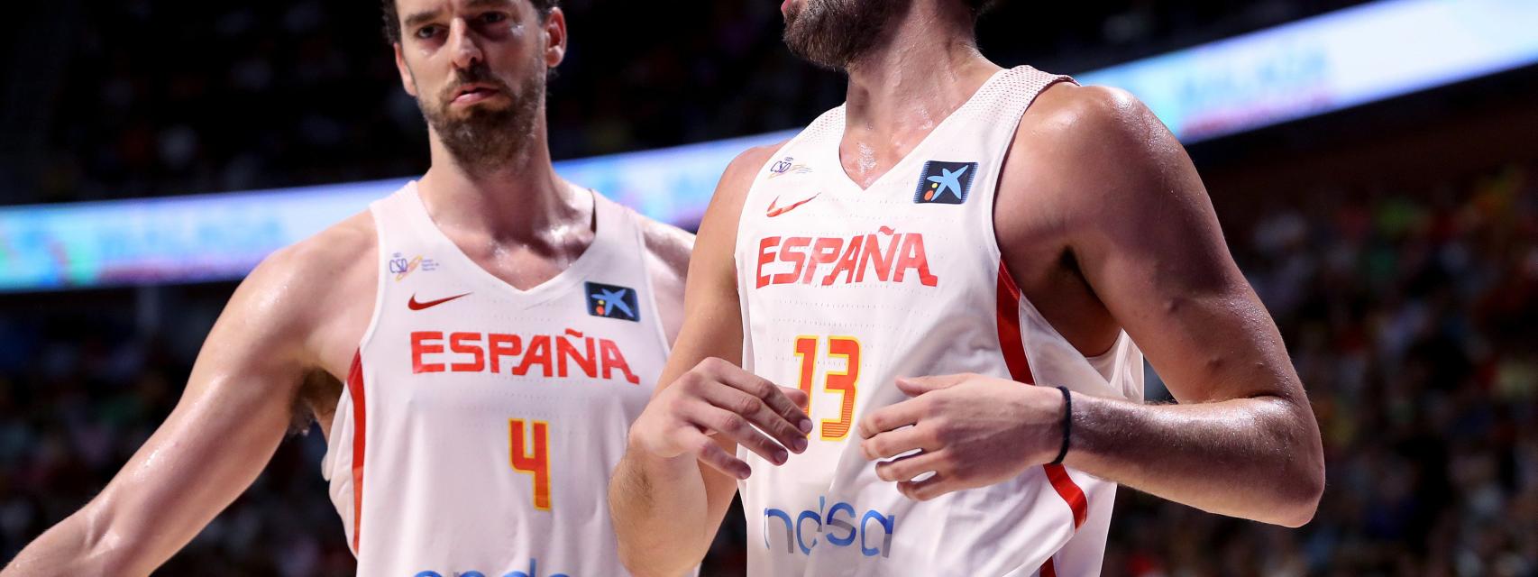 Pau y Marc Gasol, durante el partido amistoso.