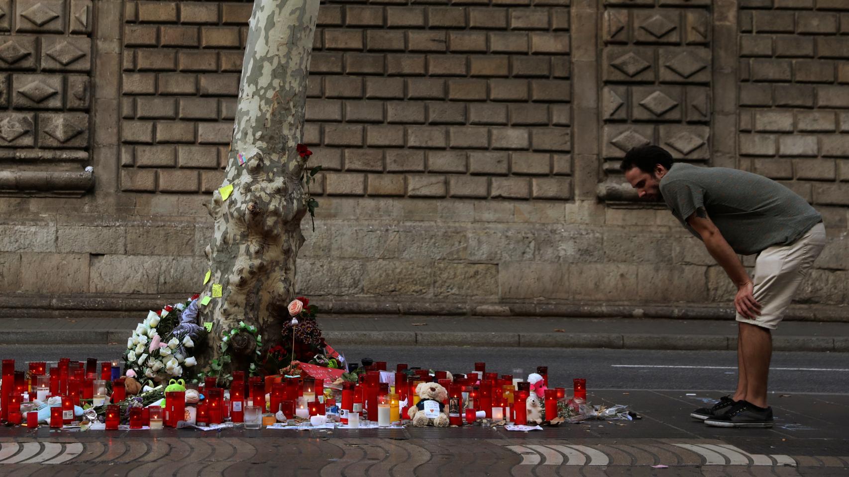 Uno de los altares que se improvisaron en Las Ramblas tras el atentado.