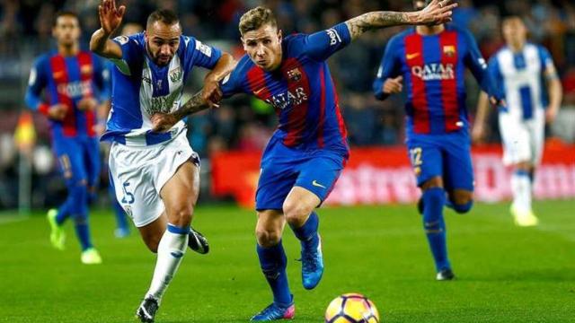 Lucas Digne, en lucha con un rival.