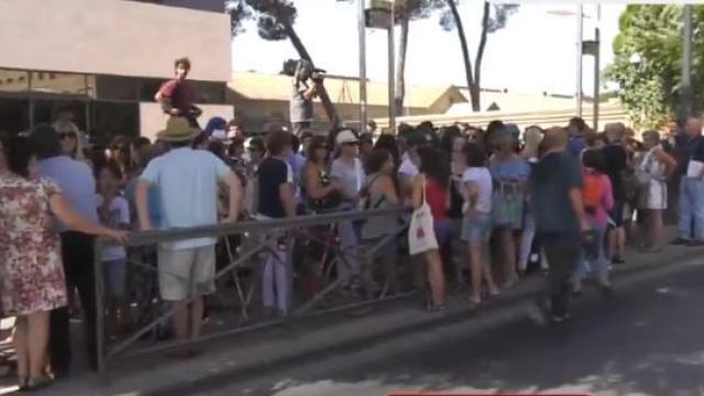 Periodistas y vecinos a las puertas del juzgado.