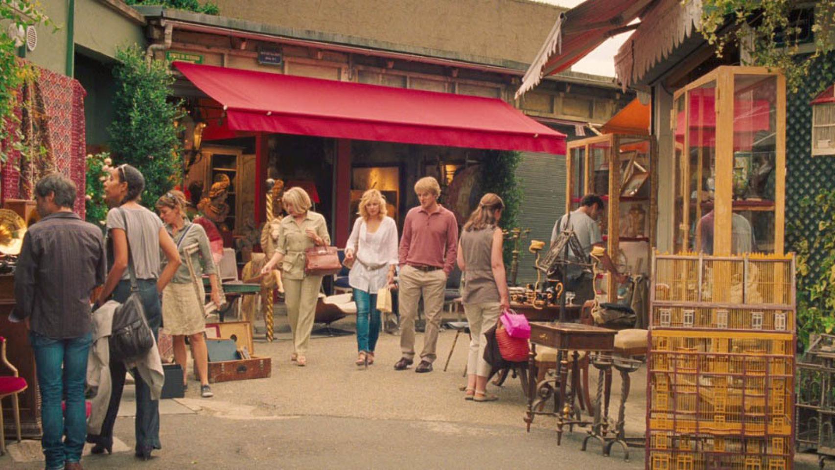 Los mercadillos de antigüedades se presentan como lugares perfectos para pasar miles de horas. | Foto: escena de la película Midnight in Paris, (2011).